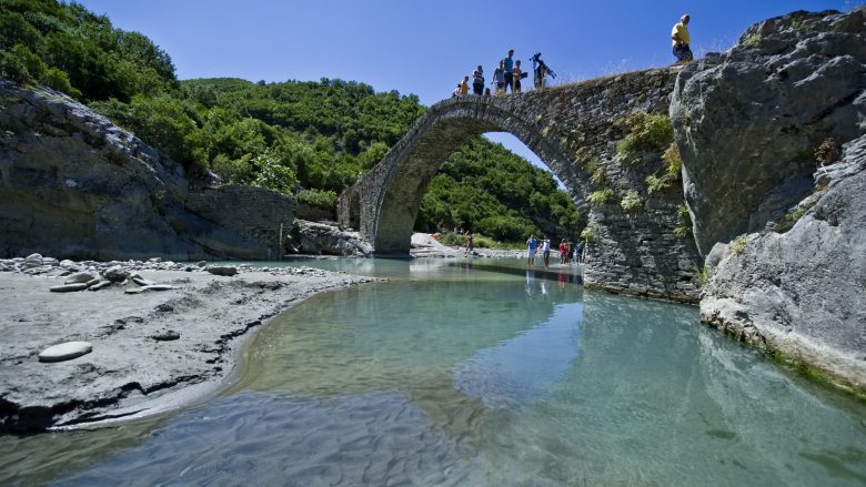 Ujërat Termale të Bënjës në Përmet tërheqin çdo ditë qindra vizitorë