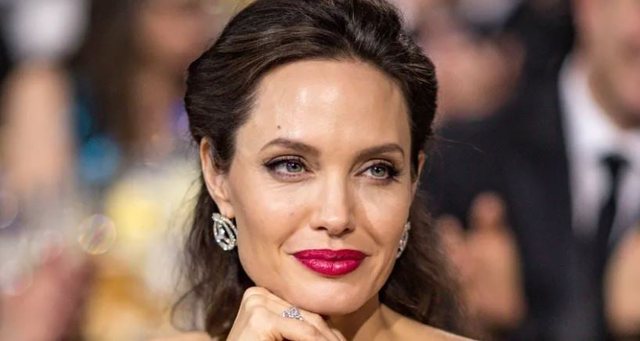 U panë duke dalë bashkë nga hoteli luksoz, Angelina Jolie në një romancë me 40-vjeçarin?