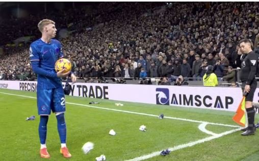 Nuk është parë asnjëherë në Premier League kjo çudi, tifozët hedhin qese në drejtim të lojtarëve