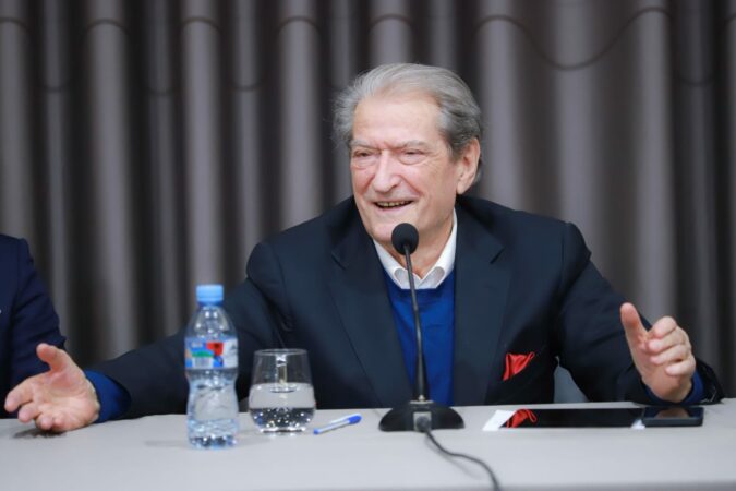 Takimi me pensionistët, Berisha: Balluku ndërton 1 km rrugë me 15-32 mln euro, ndaj nuk gjejnë fonde për rritjen e pensioneve