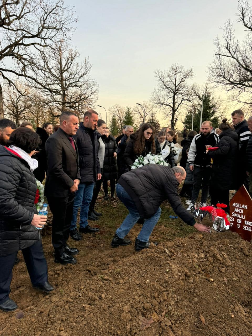 Daut Haradinaj merr pjesë në varrimin e ish ushtarit të UÇK-së, Asllan Smajli | I ri iu bashkua luftës bashkë me babain Avdiun dhe vëllain tani hero, Luanin