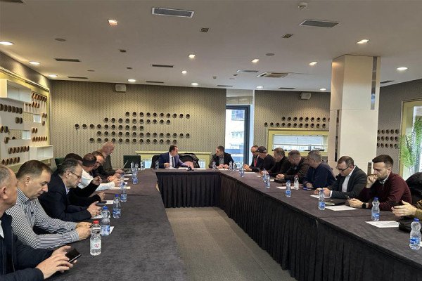 ​Pikat e karburantit, naftëtarët: Çështja e licencave rrezikon bizneset