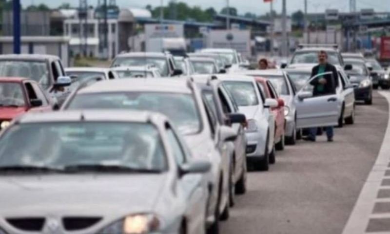 Vazhdojnë të rriten pritjet në pikat kufitare, tek Dheu i Bardhë mbi një orë