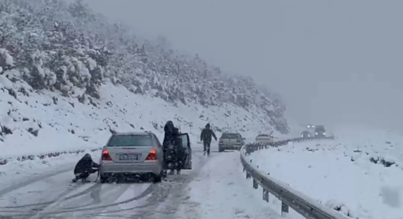 Reshje të dendura bore, disa automjete të bllokuara në aksin Kukës-Krumë