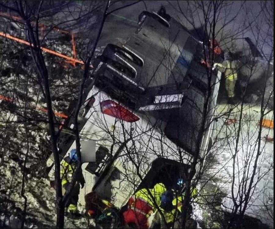 Norvegji: Autobusi me 70 persona përfundon në det