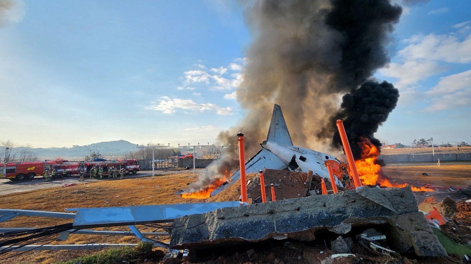 Të paktën 96 të vdekur dhe dhjetëra të zhdukur pas rrëzimit të avionit në aeroportin e Koresë së Jugut