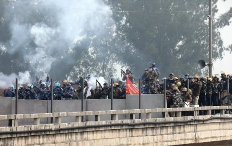 Policia në Indi përleshet me fermerët që duan të marshojnë drejt Delhi