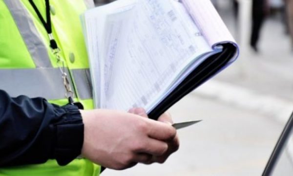 Policia zë në flagrancë dy shoferë duke bërë gara ilegale në Pejë, i gjobitë me nga 500 euro