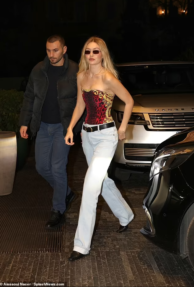 Gigi Hadid duket tipike elegante me një korse të kuqe, në festën e “Versace” gjatë Javës së Modës në Milano