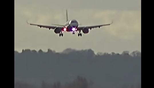 Pamje të frikshme: Aeroplani mezi ateron në tokë si pasojë e erërave të  forta