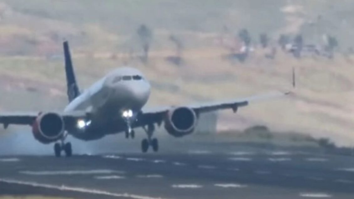 Shikoni pamjet dramatike të një aeroplani duke u ulur në Portugali