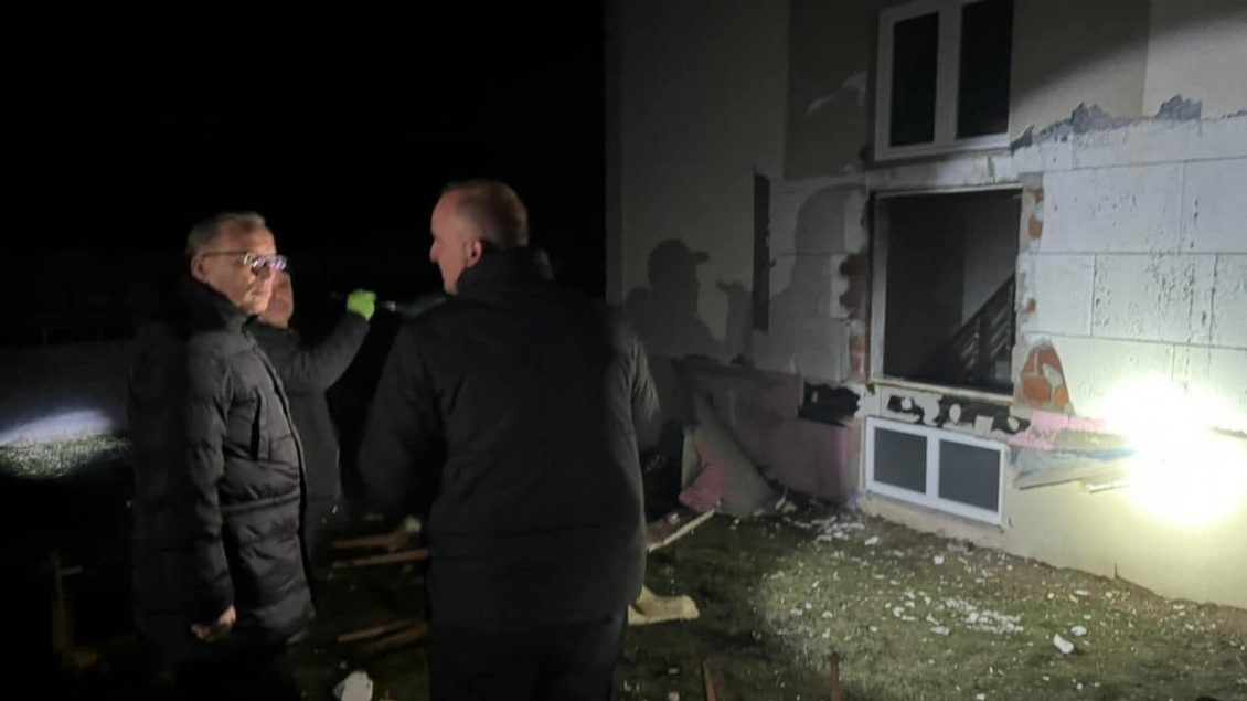 Bombola e gazit shpërtheu në bodrum, policia jep detaje nga rasti ku u lënduan 14 persona në Kçiq të Mitrovicës