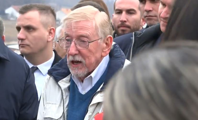 Walker në 25-vjetorin e Masakrës së Reçakut: Hera e parë që po vij me bastun, por dua të vij sa herë të më jepet rasti