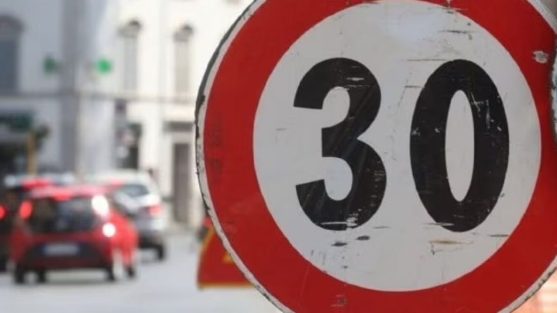 Bolonja kufizon shpejtësinë e vozitjes në 30 kilometër në orë - qytetarët ankohen: Po vonohemi për punë