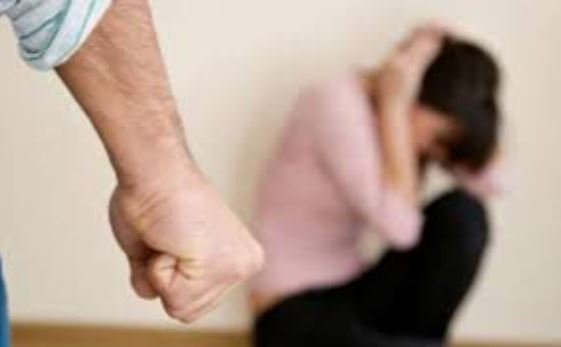 Dhunë në një familje në Gjakovë: 39-vjeçari e bën për spital bashkëshorten e tij, shkak xhelozia