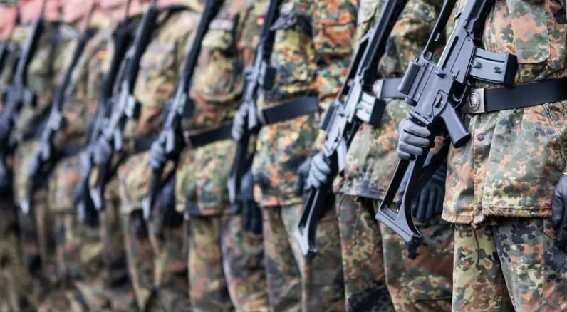 Shërbimi i detyrueshëm ushtarak/ DW: Të rinjtë në Beograd, Prishtinë dhe Berlin kanë pikëpamje të ndryshme për kthimin e shërbimit! 