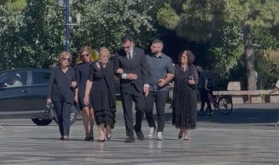 Lamtumira për Ismail Kadare, Helena Kadare mbërrin në homazhe e shoqëruar nga Veliaj