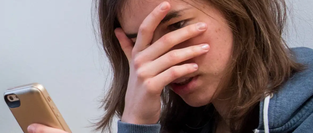 Kosovë: Tradita inkurajon bullizmin kibernetik