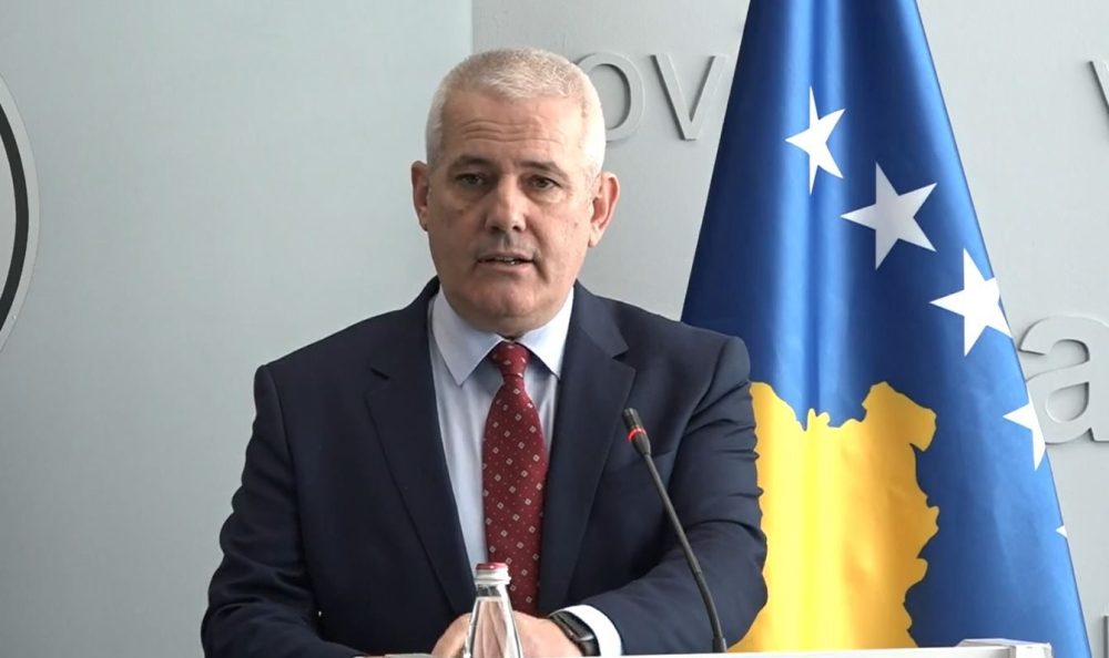 Xhelal Sveçla nuk e konsideron të arratisur Enver Sekiraqën, i përgjigjet Faton Hajrizit