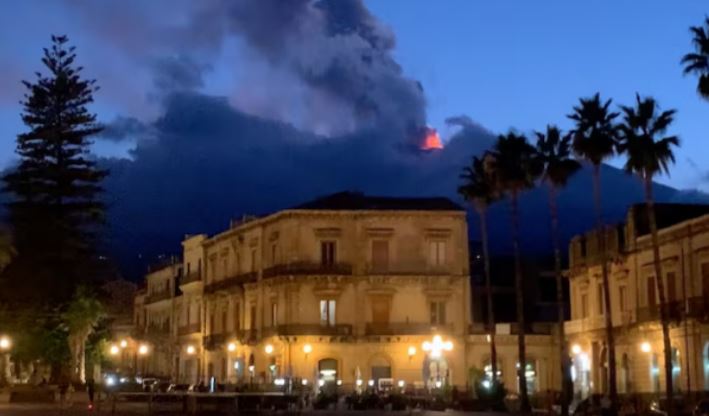 Shpërthimi i Etnas dhe vullkanit më të vogël Stromboli, lëshojnë hi e llavë në Siçili 
