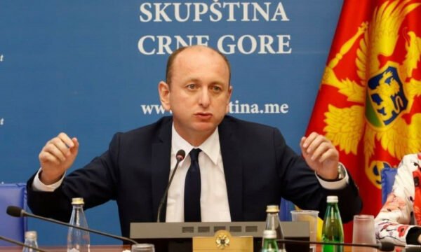 Politikani malazez që u shpall i padëshirueshëm në Kroaci, mbron tezën që Kosova është rrëmbyer