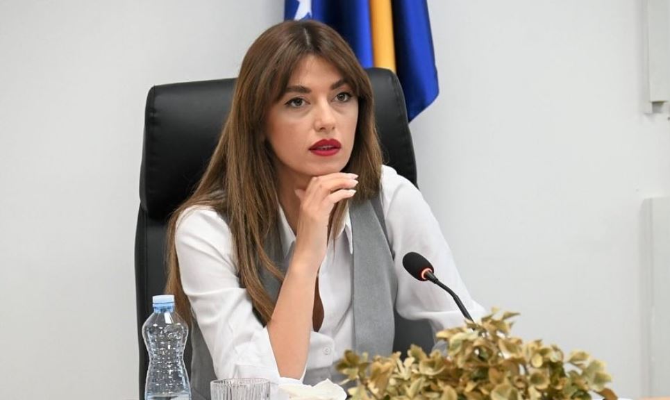 Ministrja Haxhiu me kritika: Kushtetuesja ka vonuar publikimin e aktgjykimit për Byronë për Verifikim e Konfiskim
