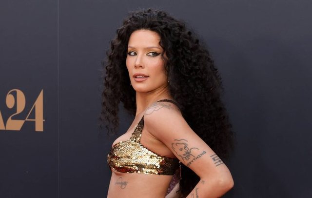 Halsey e zhgënjyer nga fansat e saj: 