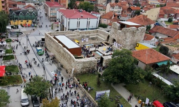Përleshen fizikisht tre burra në Vushtrri, përdoret edhe arma
