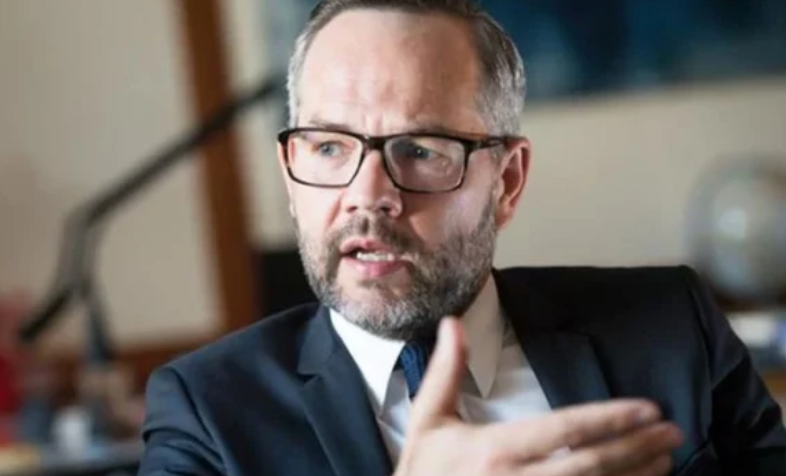 Roth: Shqetësuese lidhjet e ngushta të disa politikanëve me Vuçiqin