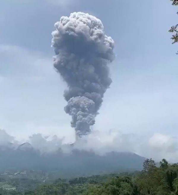 ​Shpërthen vullkani në Indonezi, nxjerrë llavë deri në 600 metra