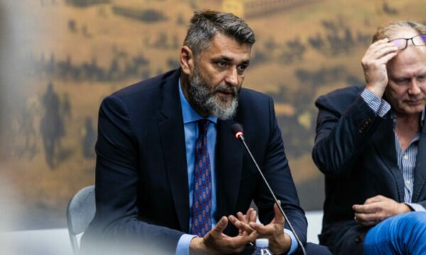 I mbijetuari i gjenocidit në Srebrenicë flet nga Prishtina: Nuk mund të ketë drejtësi për krime të nivelit të tillë