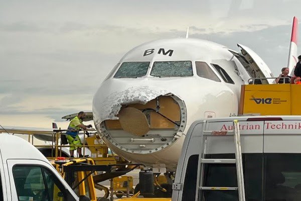 Stuhia e fuqishme dëmton aeroplanin