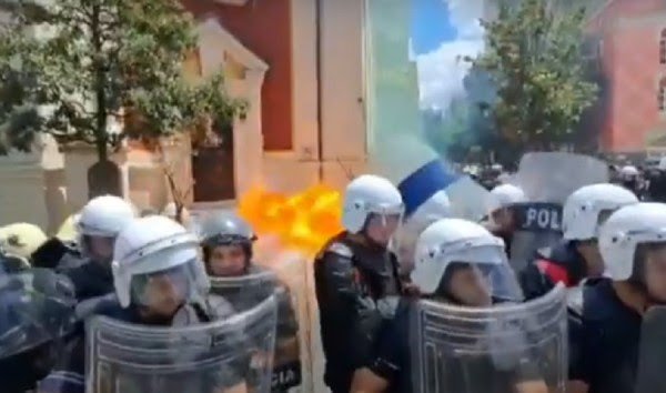 ​Protesta në Tiranë, hidhet molotov e policia kundërpërgjigjet me gaz lotësjellës