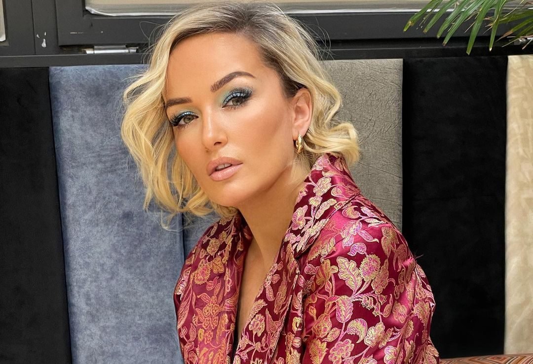 Adriana Matoshi shfaqet me bikini, befason me linjat turpore