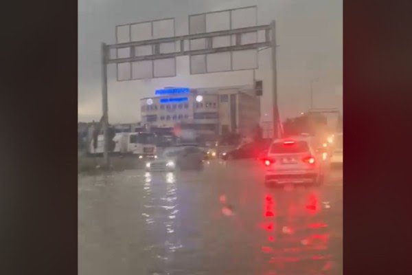 Shi e breshër, krijohen radhë automjetesh në hyrje të Prishtinës