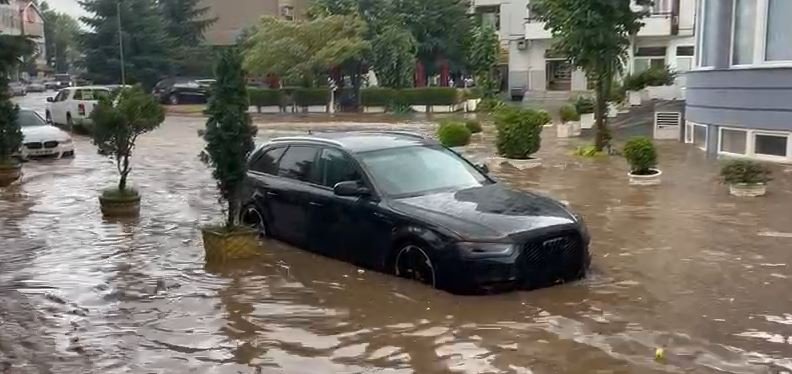 Befason moti/ Vetëm pak minuta shi dhe breshër, përmbytet qyteti i Kukësit