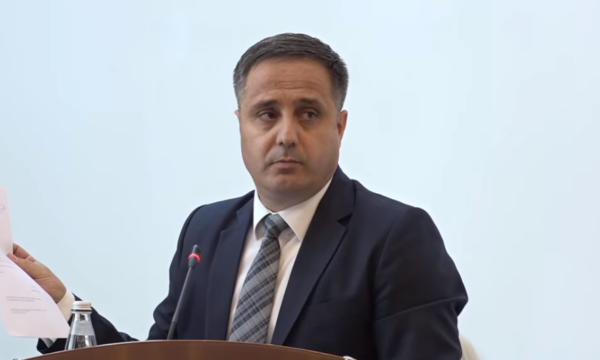 Selmanaj për sallën alternative: Herën e parë u shfrytëzua për gazin lotsjellës, sot për t’ia vazhduar mandatin Listës serbe