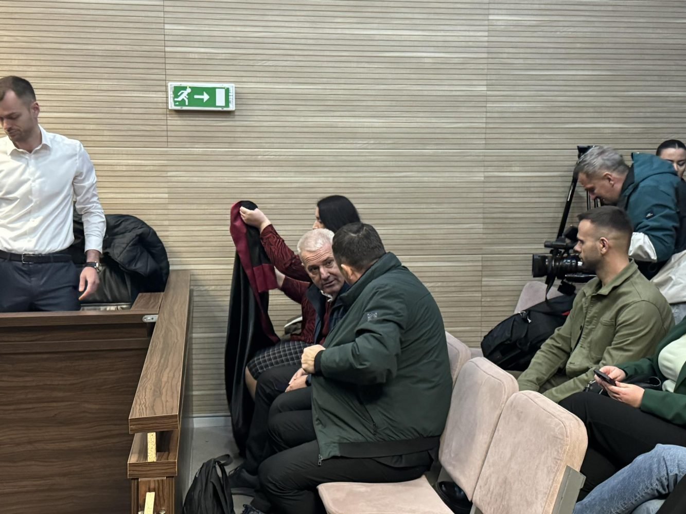 Mungon deputetja Pacolli, shtyhet gjykimi ndaj Sveçlës dhe të tjerëve për gazin lotsjellës