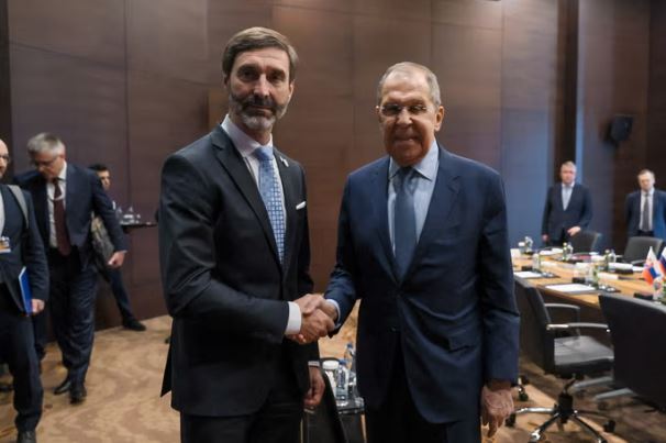 Republika Çeke pezullon bisedimet me Sllovakinë për lidhjet me Rusinë