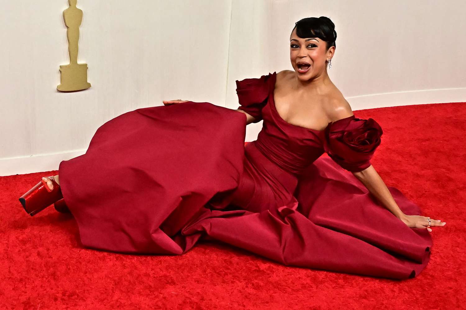 Aktorja Liza Koshy rrëzohet në tapetin e kuq të “Oscars 2024”