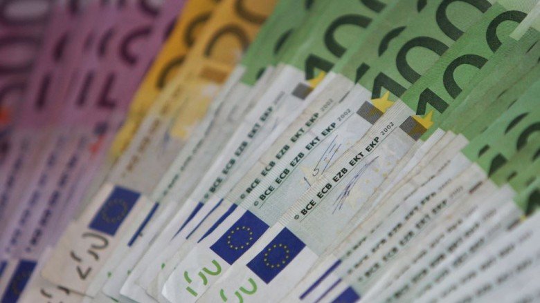 Deputetët dhe funksionarët publikë pasurohen, qytetarët e rëndomtë “lumturohen”