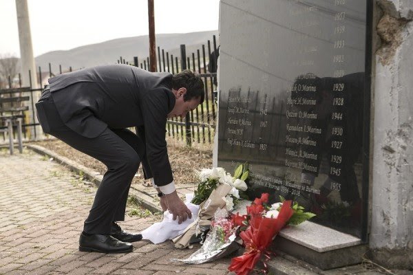 ​Kurti përkujton shqiptarët e vrarë në masakrën e Burimit
