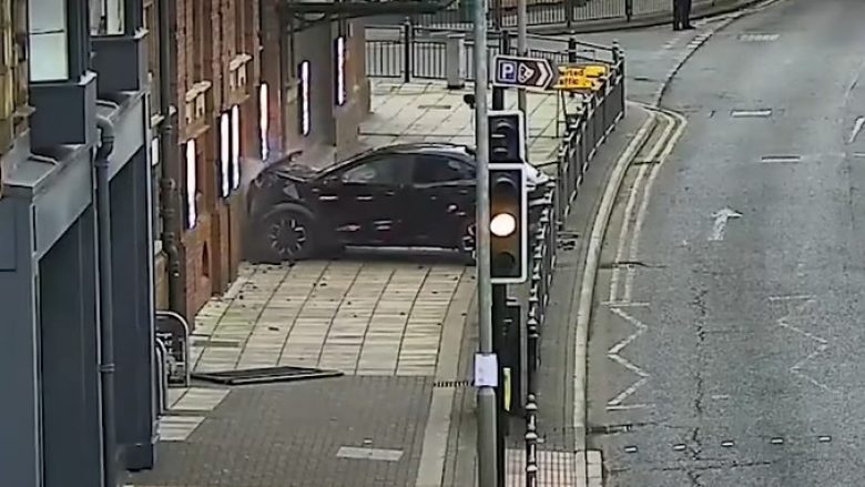 Pamjet e një aksidenti të pazakontë në Britani – shoferi i dehur u përplas në ndërtesën e teatrit