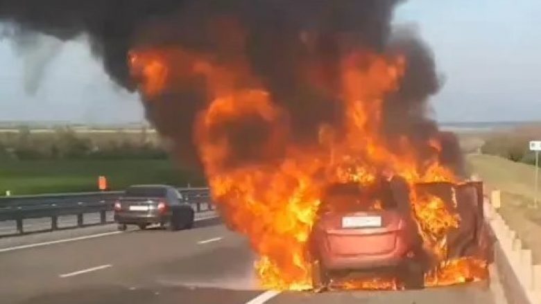 Pamje dramatike: Ja momenti kur makina e politikanit pro-Putin shpërthen në “tentativë për vrasje” 