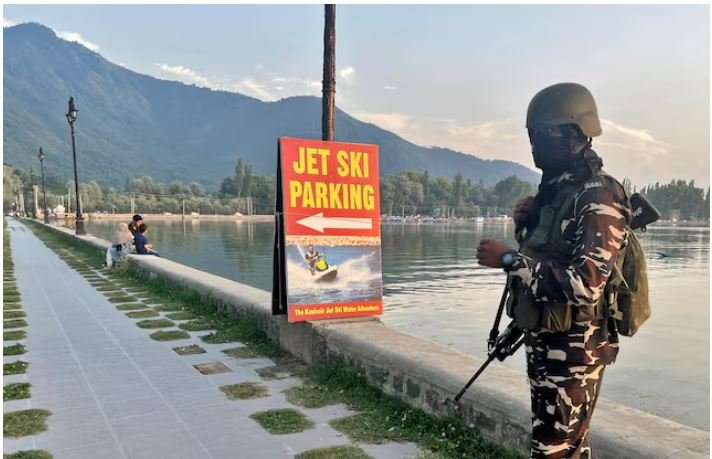 Një çift turistësh u plagosën nga të shtënat e militantëve në Kashmir të Indisë në zgjedhje