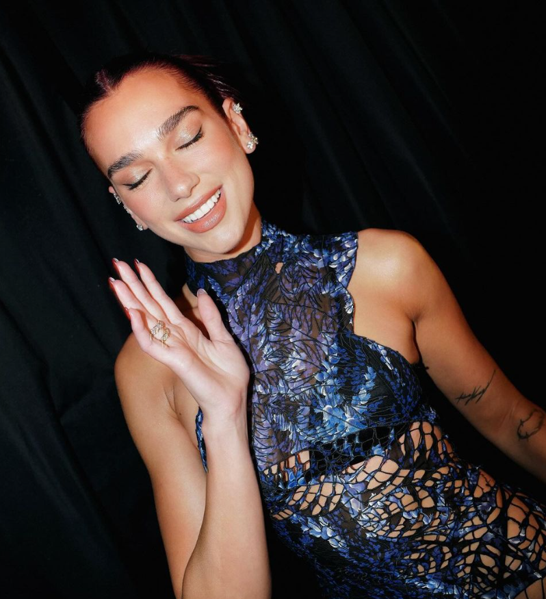 Dua Lipa ndan imazhe të dukjes elegante dhe shumë të veçantë