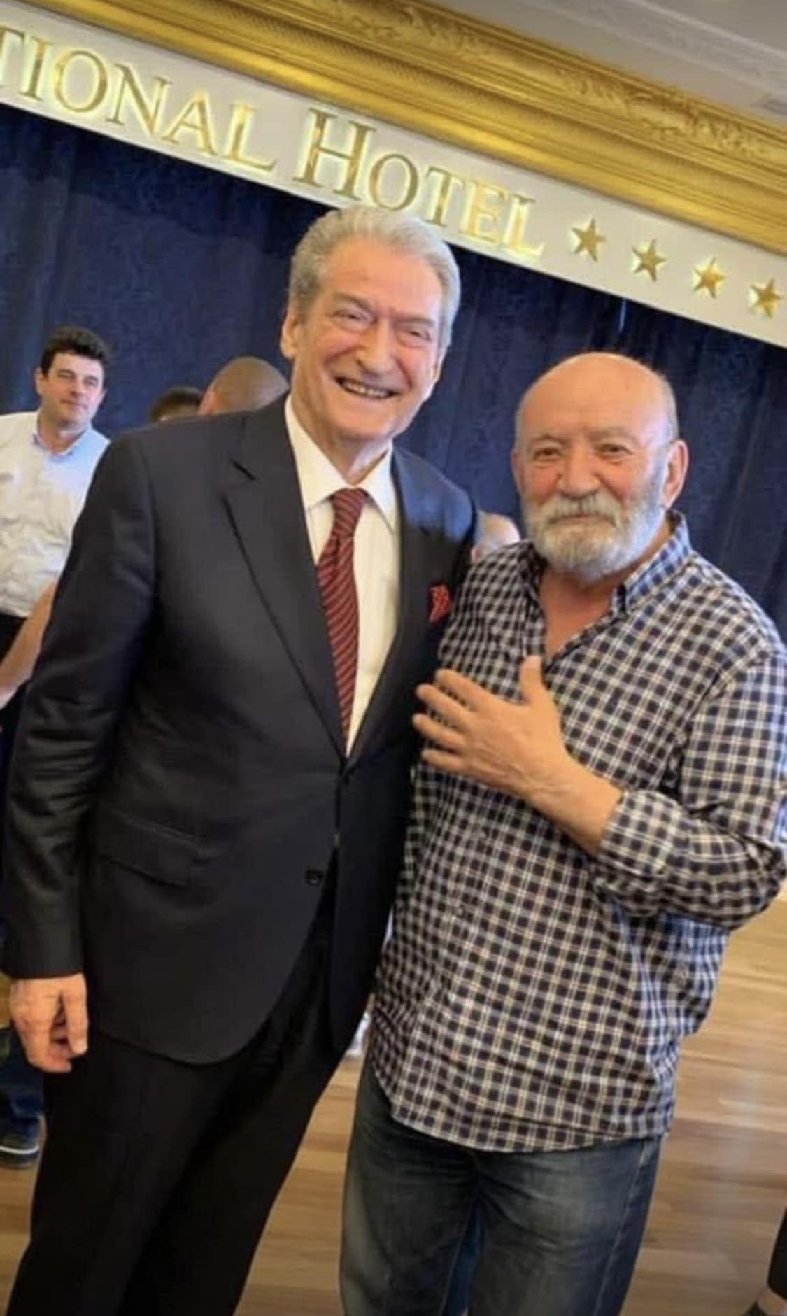 Bahu gurë mbi gurë dhe rri drejt Sali Berisha!