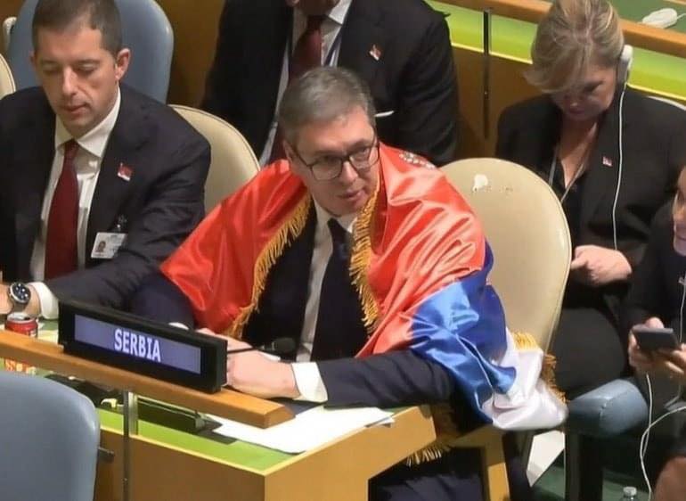 Ish deputeti: Sot fitoi Srebrenica, serbët të turpëruar u mbuluan me flamurin e tyre