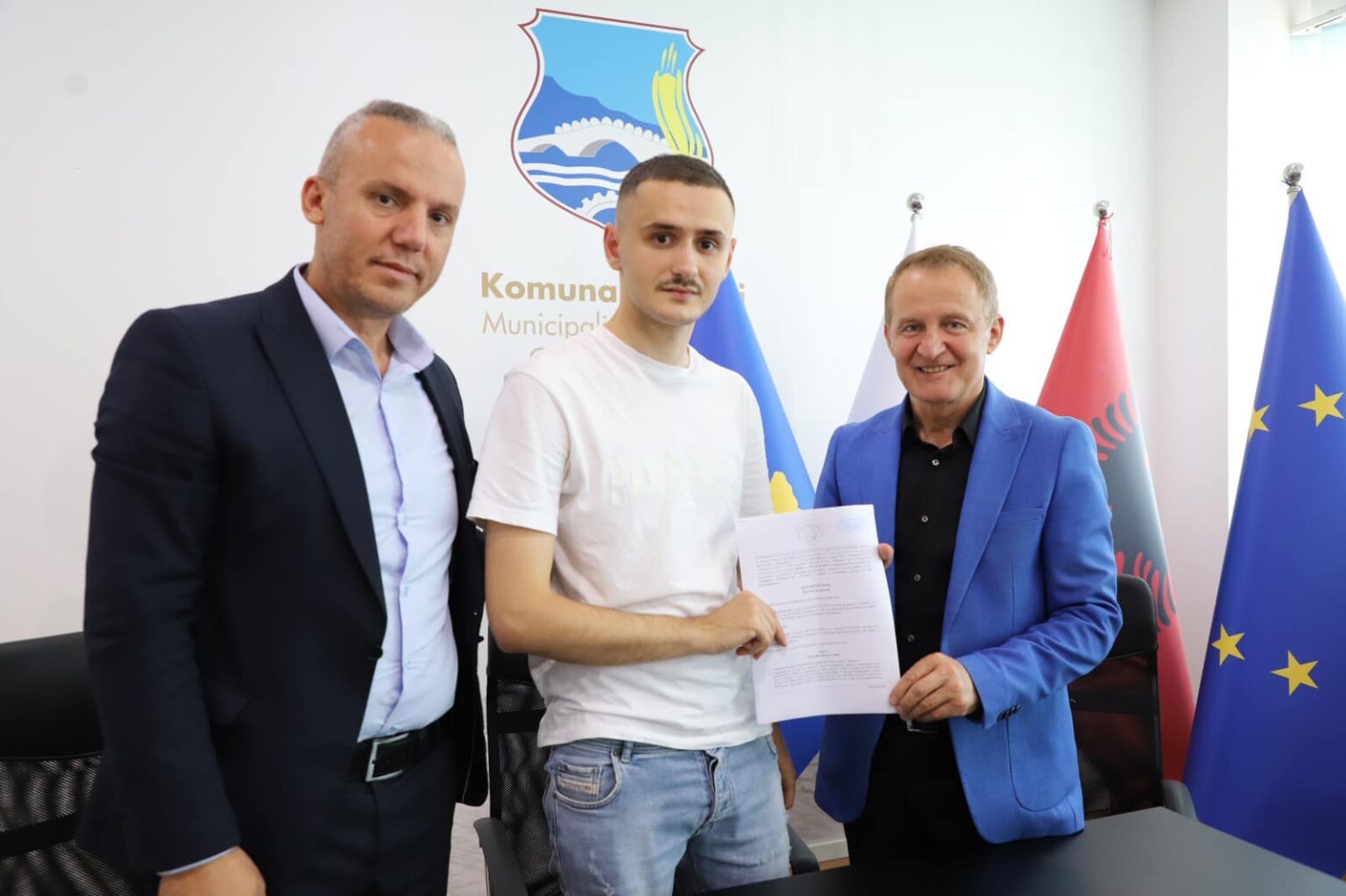 Djalit të heroit Afrim Bunjaku i mundësohet punësimi në ndërmarrjen lokale të Vushtrrisë