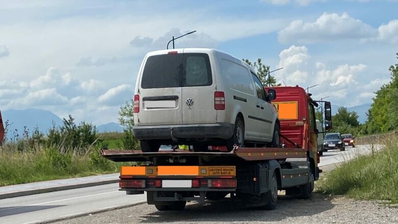 Policia dënon me 200 euro shoferin që voziti veturën me skadim të regjistruar dhe ia sekuestron mjetin përkohësisht